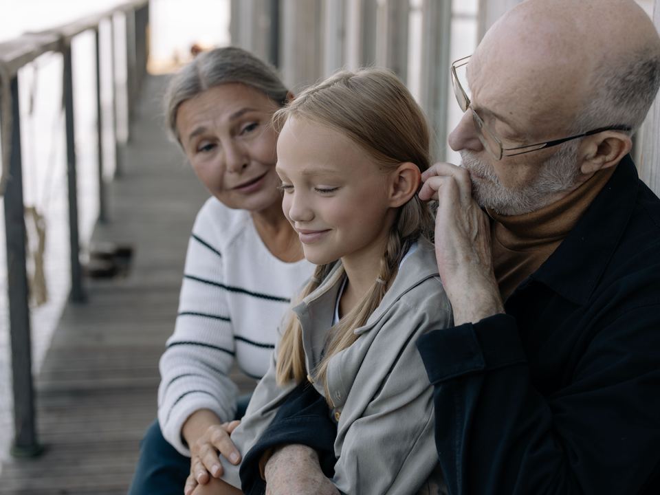 Des grands-parents avec leur petite-fille
