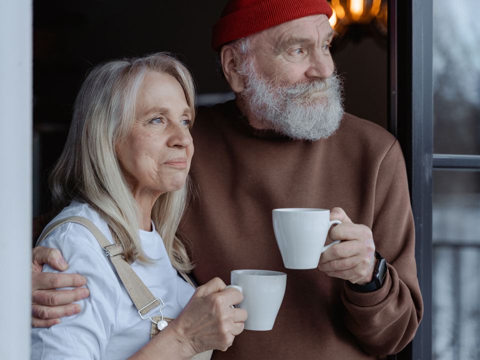 Un couple de retraités prend un café