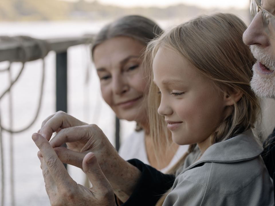 Des grands-parents avec leur petite-fille