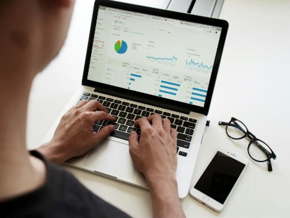 Une personne consulte ses placements sur son ordinateur portable