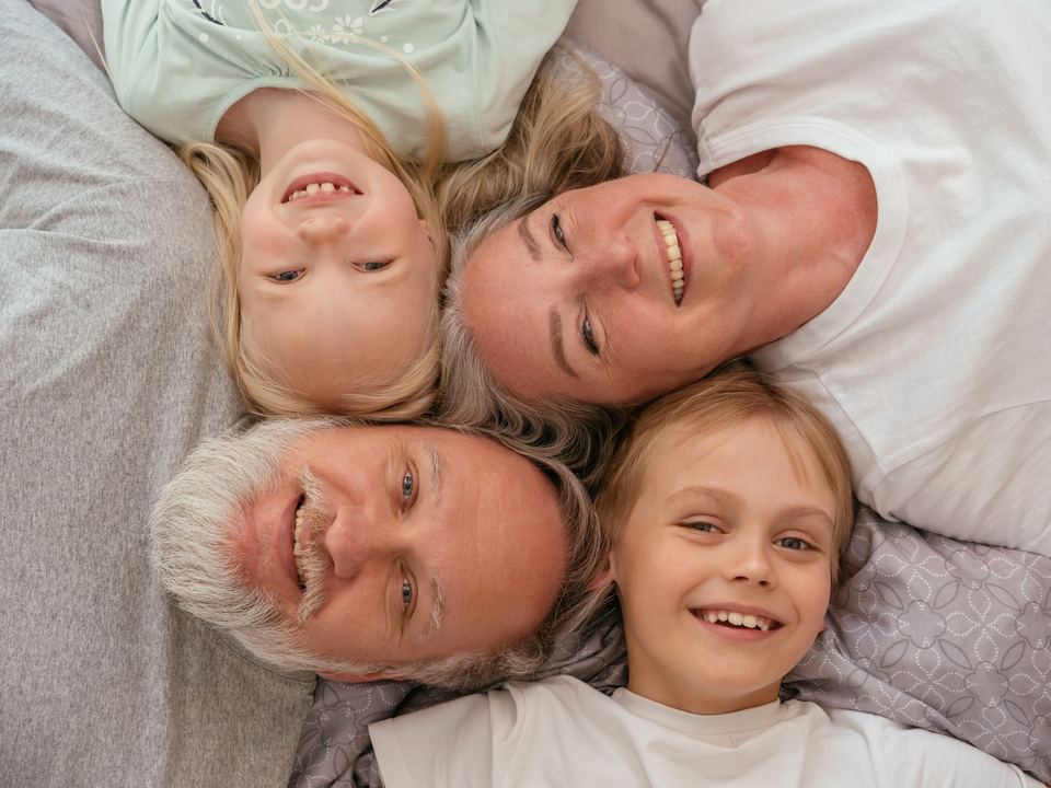 Des grands-parents allongés avec leurs petits-enfants