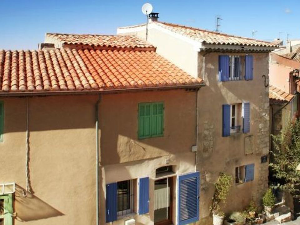 Une maison provençale aux volets bleus