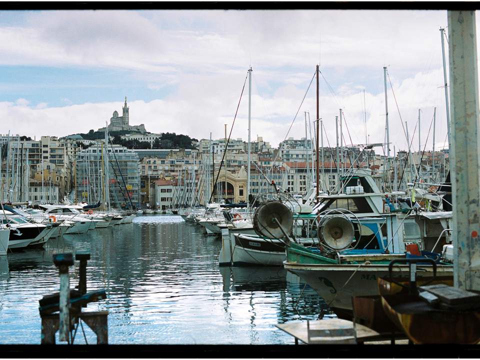 Des bateaux amarrés dans un port