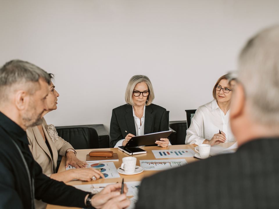 Une réunion de dirigeants autour d'une table