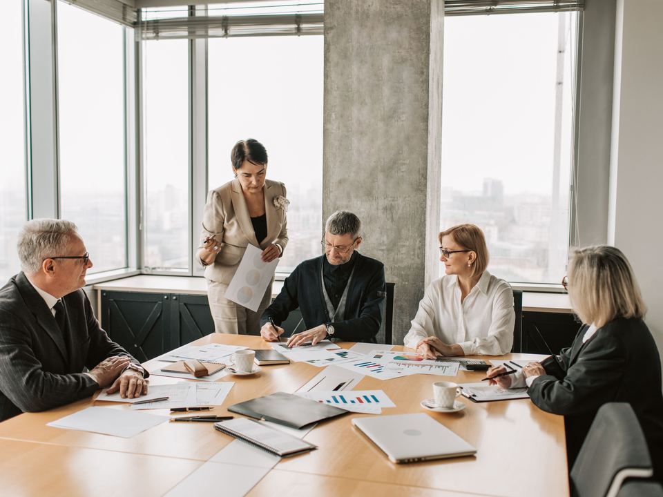 Une réunion de travail dans une salle vitrée