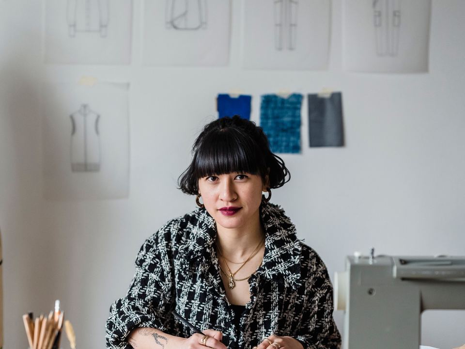 Une créatrice d'entreprise dans son atelier