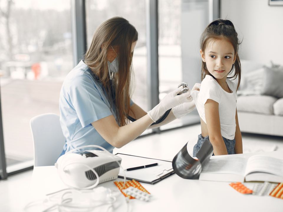 Une mère et sa fille à la table du salon