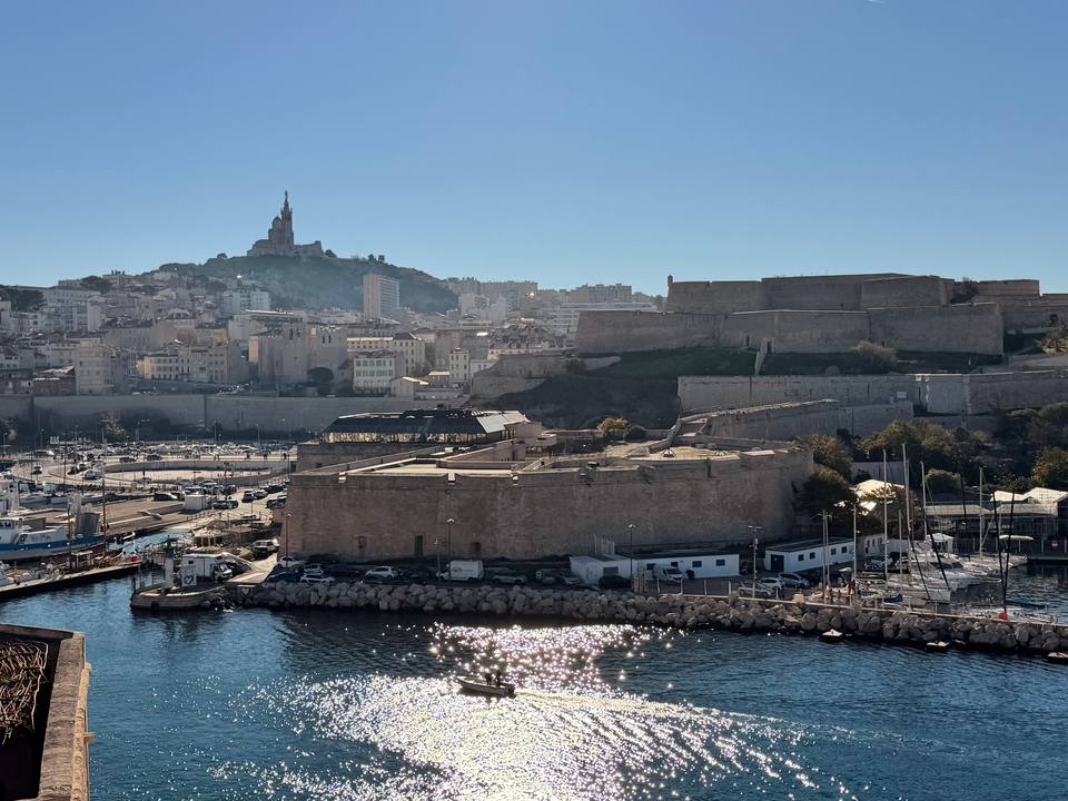 Marseille et Notre-Dame-de-la-Garde vues depuis la mer