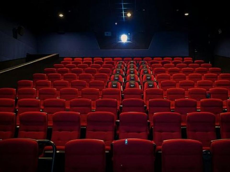 Une salle de cinéma aux fauteuils rouges