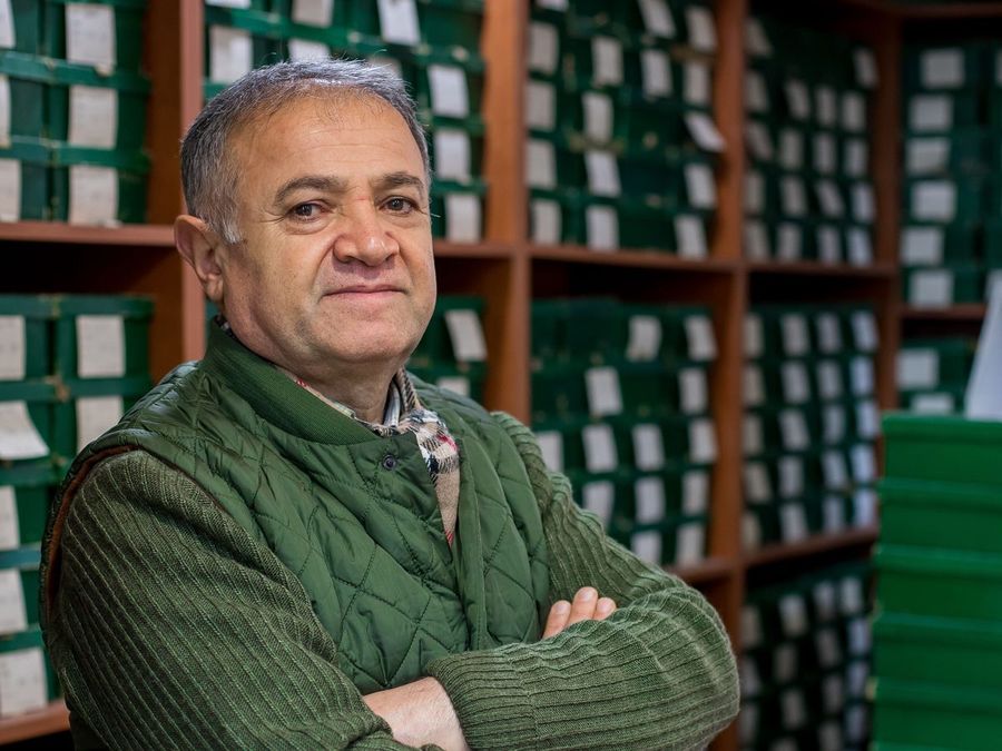Un chef d'entreprise, bras croisés, dans son entrepôt