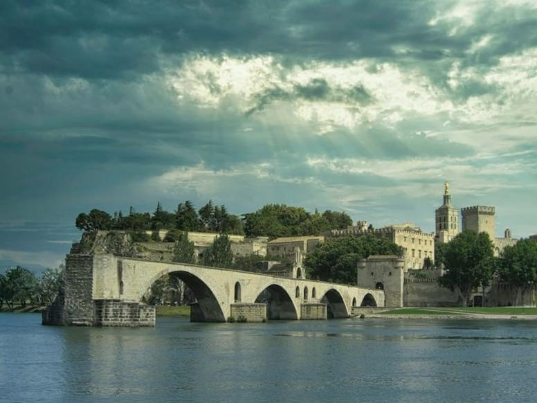 Le pont Saint-Bénézet et le palais des Papes à Avignon