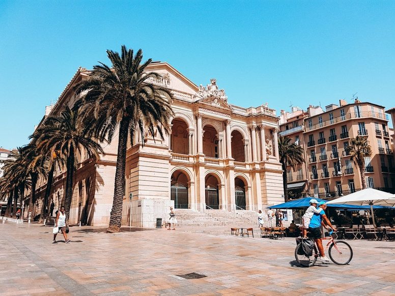 L'opéra de Toulon et ses palmiers